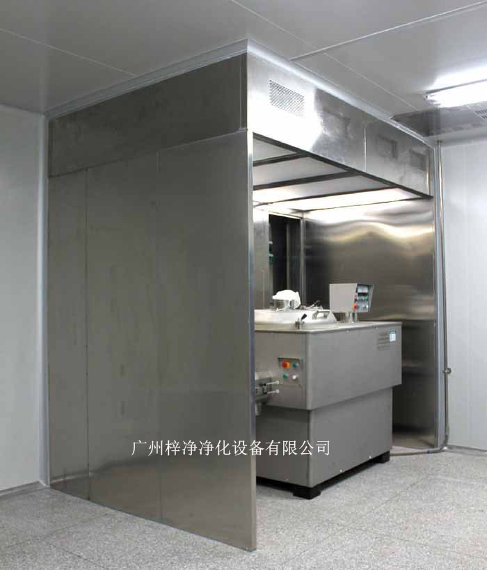 负压称量室由蜂鸣器、风速传感器、PAO注入口、DOP检测口、中效压差表、初效压差表、高效压差表、集中控制屏、防尘插座、回风网孔板、排风网孔、启动按钮、急停、风机箱、风机、初效过滤器、液槽高效过滤器、照明灯具、均流膜、无隔板高效过滤器几大部件组成的。