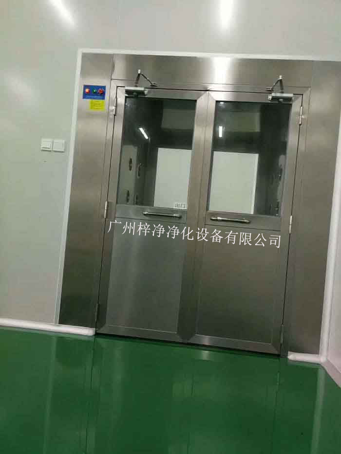 进入风淋室后，按动启动按钮，启动风淋室的风机。
